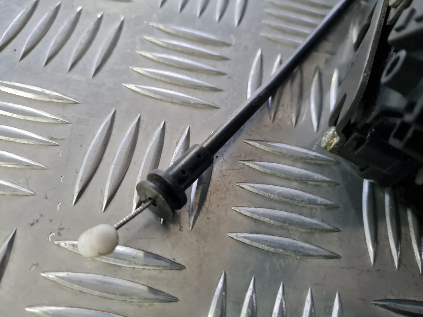 Priekšējo kreiso durvju slēdzene priekš VOLVO C30 2009 7 Priekšējo kreiso durvju slēdzene priekš VOLVO C30 2009