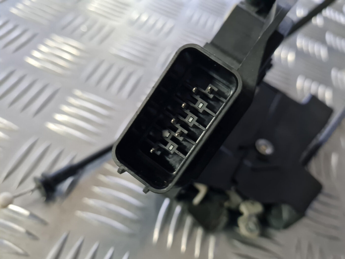 Priekšējo kreiso durvju slēdzene priekš VOLVO C30 2009 6 Priekšējo kreiso durvju slēdzene priekš VOLVO C30 2009