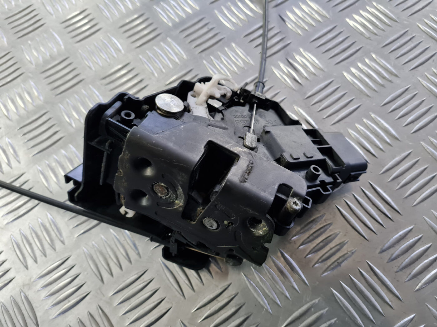 Priekšējo kreiso durvju slēdzene priekš VOLVO C30 2009 5 Priekšējo kreiso durvju slēdzene priekš VOLVO C30 2009