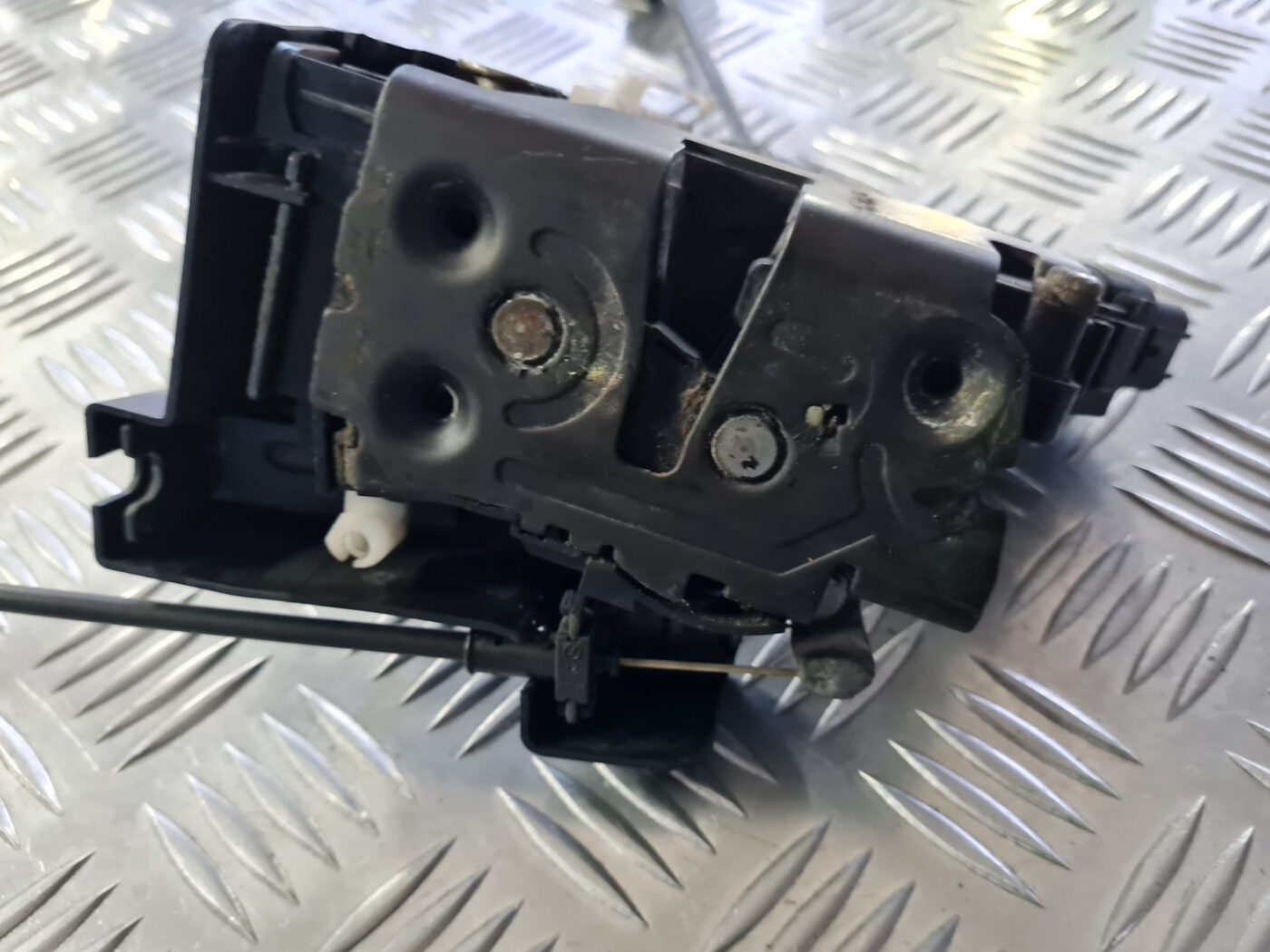 Priekšējo kreiso durvju slēdzene priekš VOLVO C30 2009 3 Priekšējo kreiso durvju slēdzene priekš VOLVO C30 2009