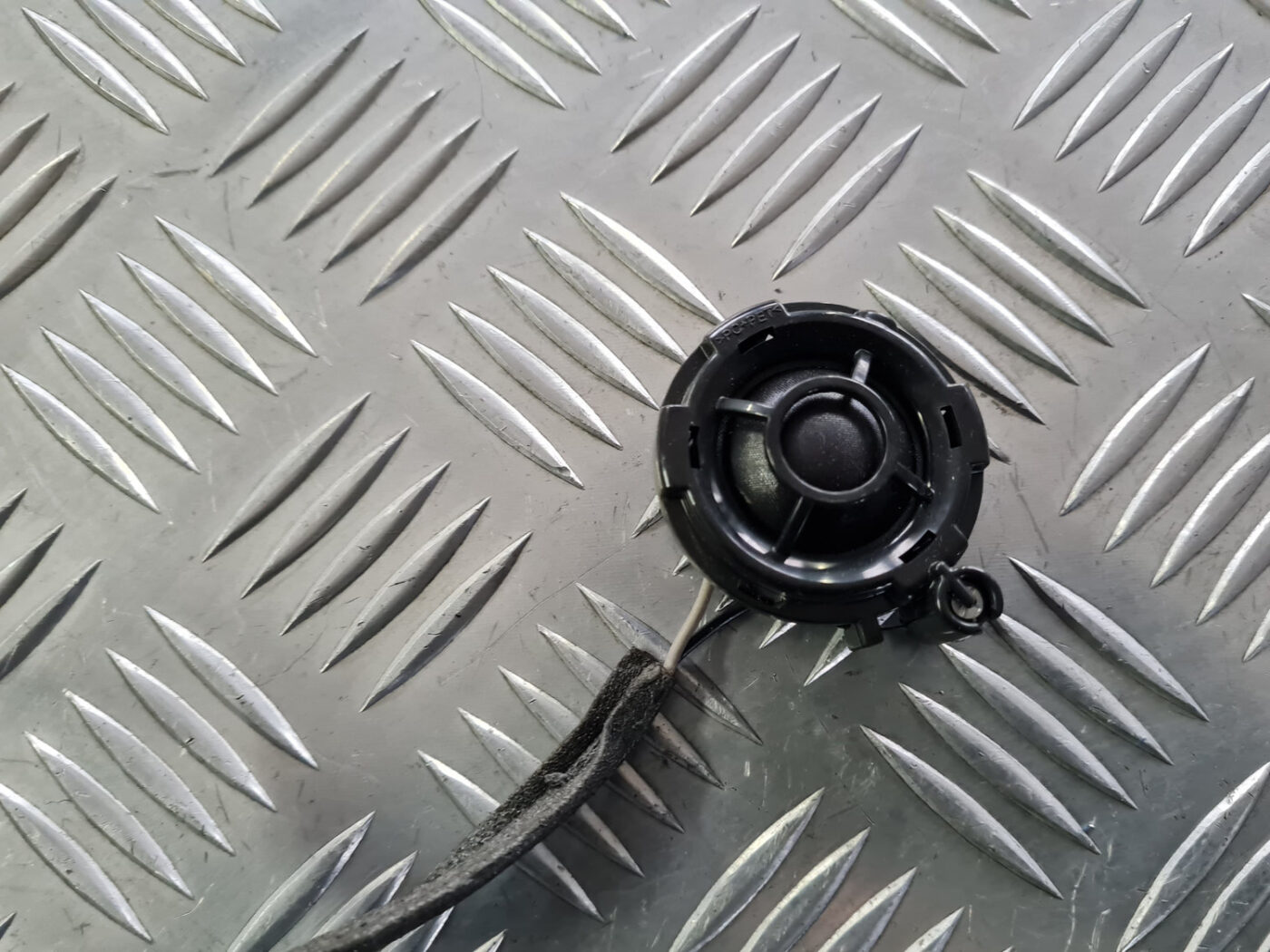 Durvju skaļrunis, augšā priekš VOLVO C30 2009 2 Durvju skaļrunis, augšā priekš VOLVO C30 2009