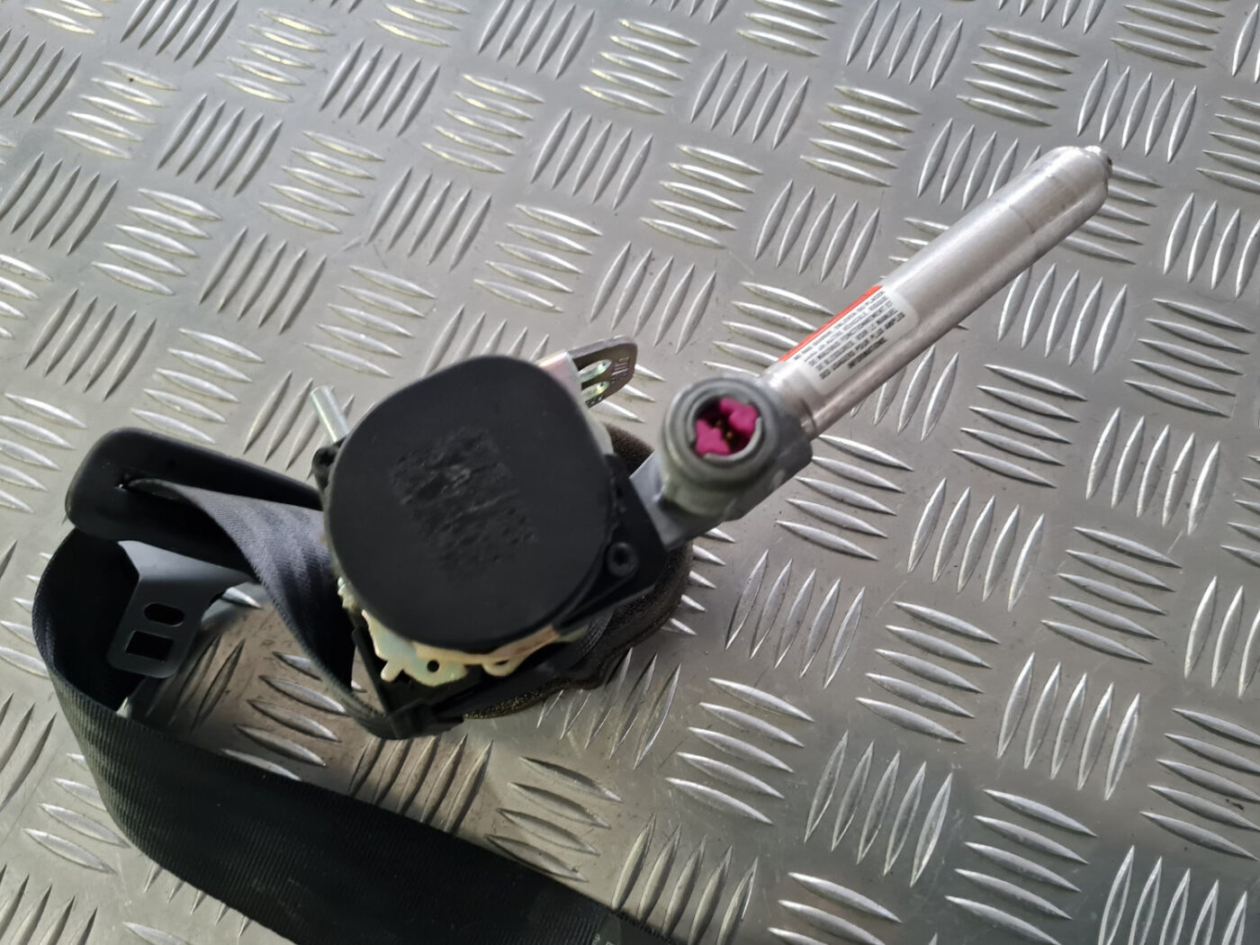 Aizmugurējā kreisa drošības josta priekš VOLVO C30 2009 3 Aizmugurējā kreisa drošības josta priekš VOLVO C30 2009