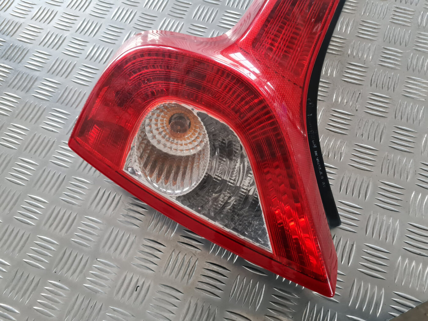 Aizmugurējais kreisais lukturis priekš VOLVO C30 2009 2 Aizmugurējais kreisais lukturis priekš VOLVO C30 2009