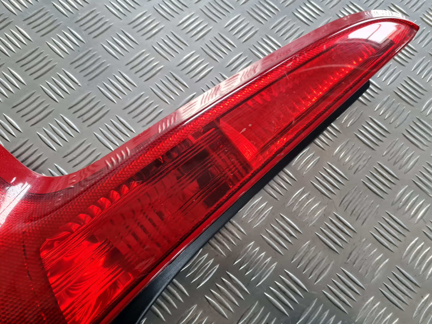 Aizmugurējais kreisais lukturis priekš VOLVO C30 2009 12 Aizmugurējais kreisais lukturis priekš VOLVO C30 2009