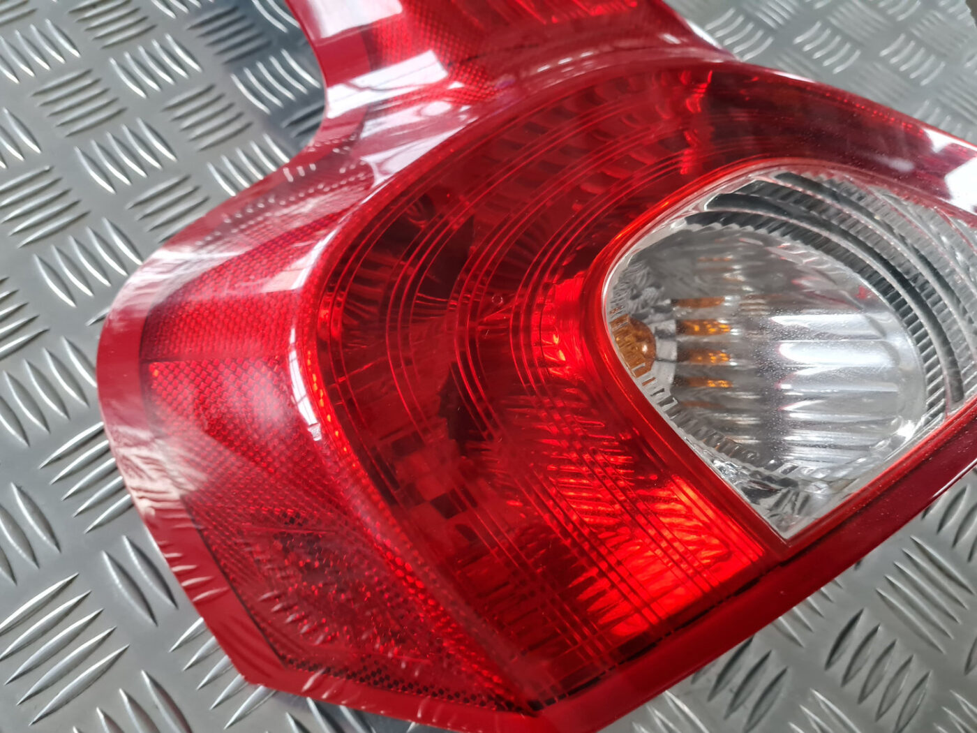 Aizmugurējais kreisais lukturis priekš VOLVO C30 2009 11 Aizmugurējais kreisais lukturis priekš VOLVO C30 2009