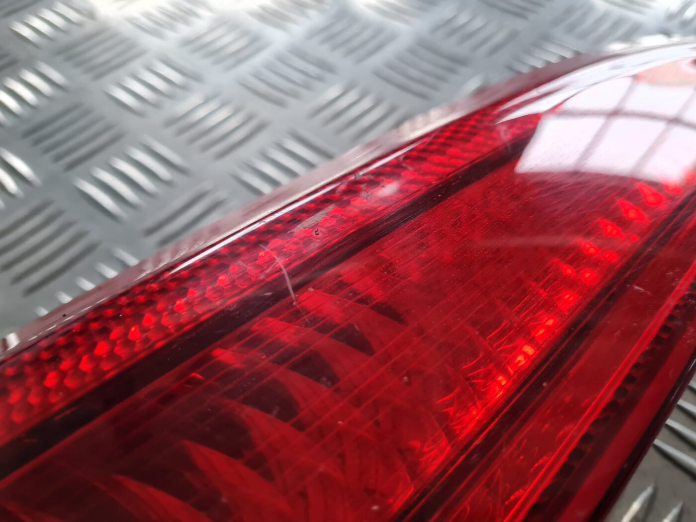 Aizmugurējais kreisais lukturis priekš VOLVO C30 2009 9 Aizmugurējais kreisais lukturis priekš VOLVO C30 2009