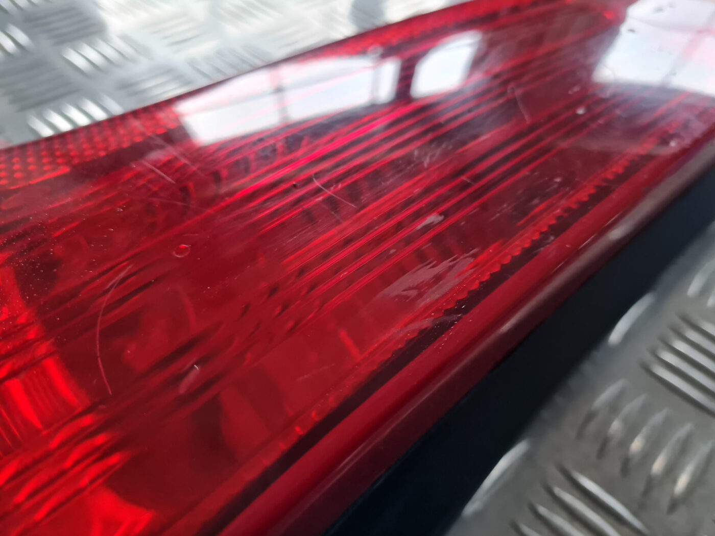 Aizmugurējais kreisais lukturis priekš VOLVO C30 2009 8 Aizmugurējais kreisais lukturis priekš VOLVO C30 2009