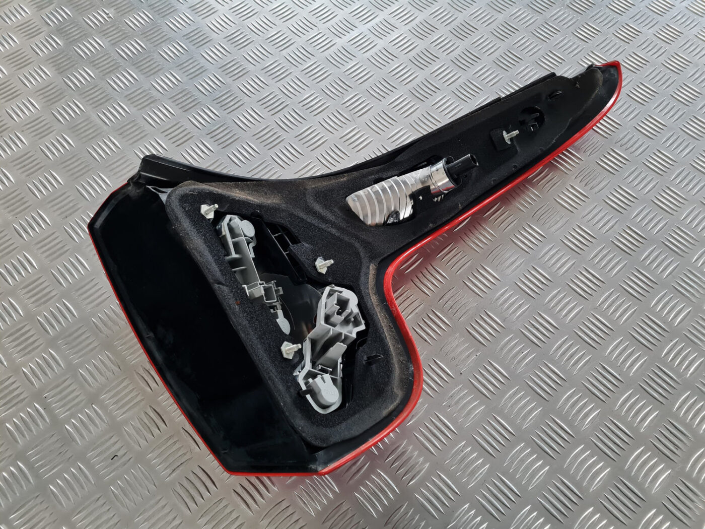 Aizmugurējais kreisais lukturis priekš VOLVO C30 2009 7 Aizmugurējais kreisais lukturis priekš VOLVO C30 2009