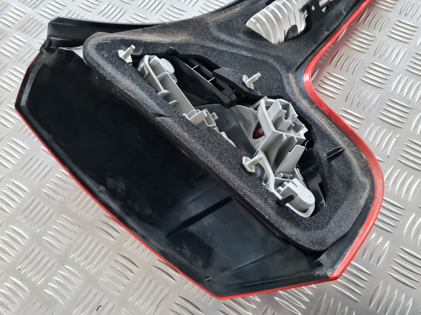 Aizmugurējais kreisais lukturis priekš VOLVO C30 2009 6 Aizmugurējais kreisais lukturis priekš VOLVO C30 2009