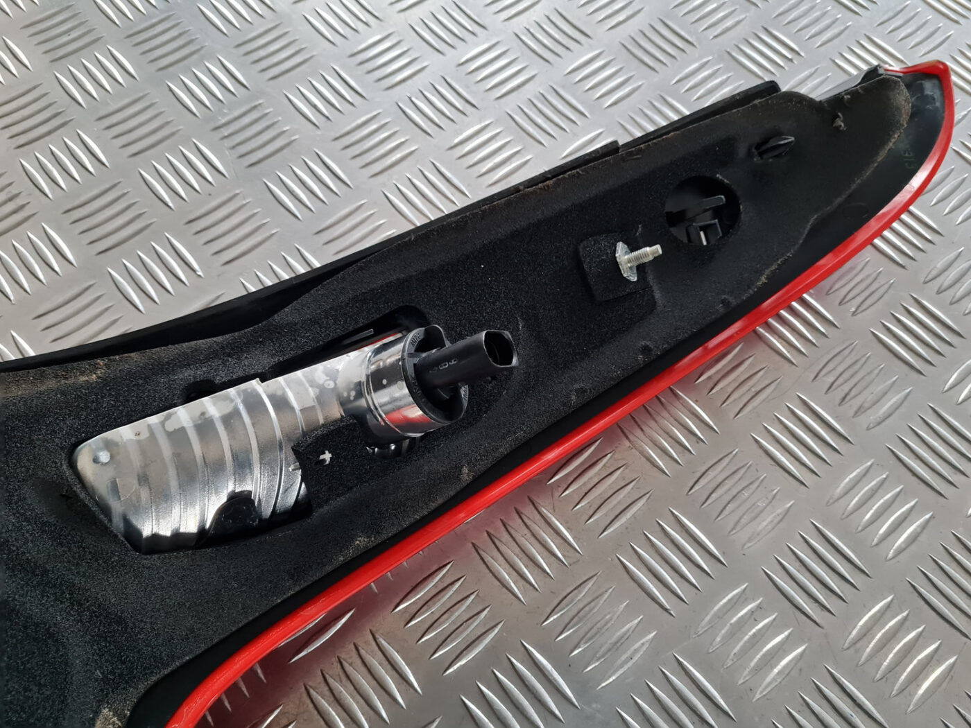 Aizmugurējais kreisais lukturis priekš VOLVO C30 2009 4 Aizmugurējais kreisais lukturis priekš VOLVO C30 2009