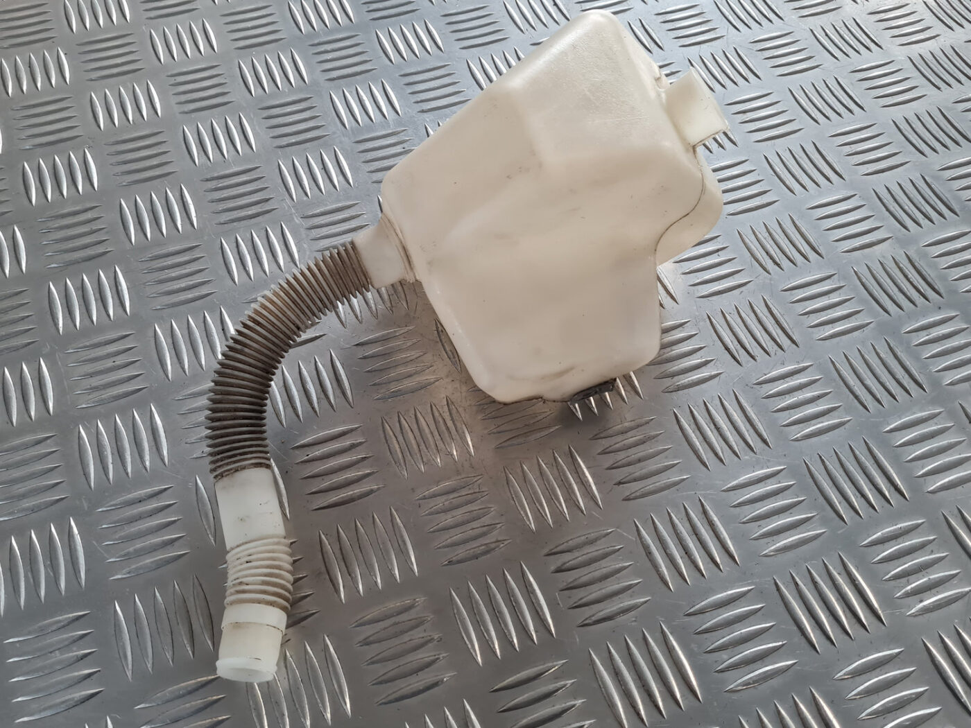 Mazgātāja šķidruma tvertne priekš VOLVO C30 2009