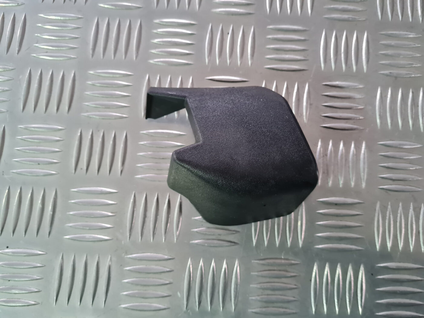 Priekšējā kreisā sēdekļa sliežu apdare priekš VOLVO C30 2009 2 Priekšējā kreisā sēdekļa sliežu apdare priekš VOLVO C30 2009