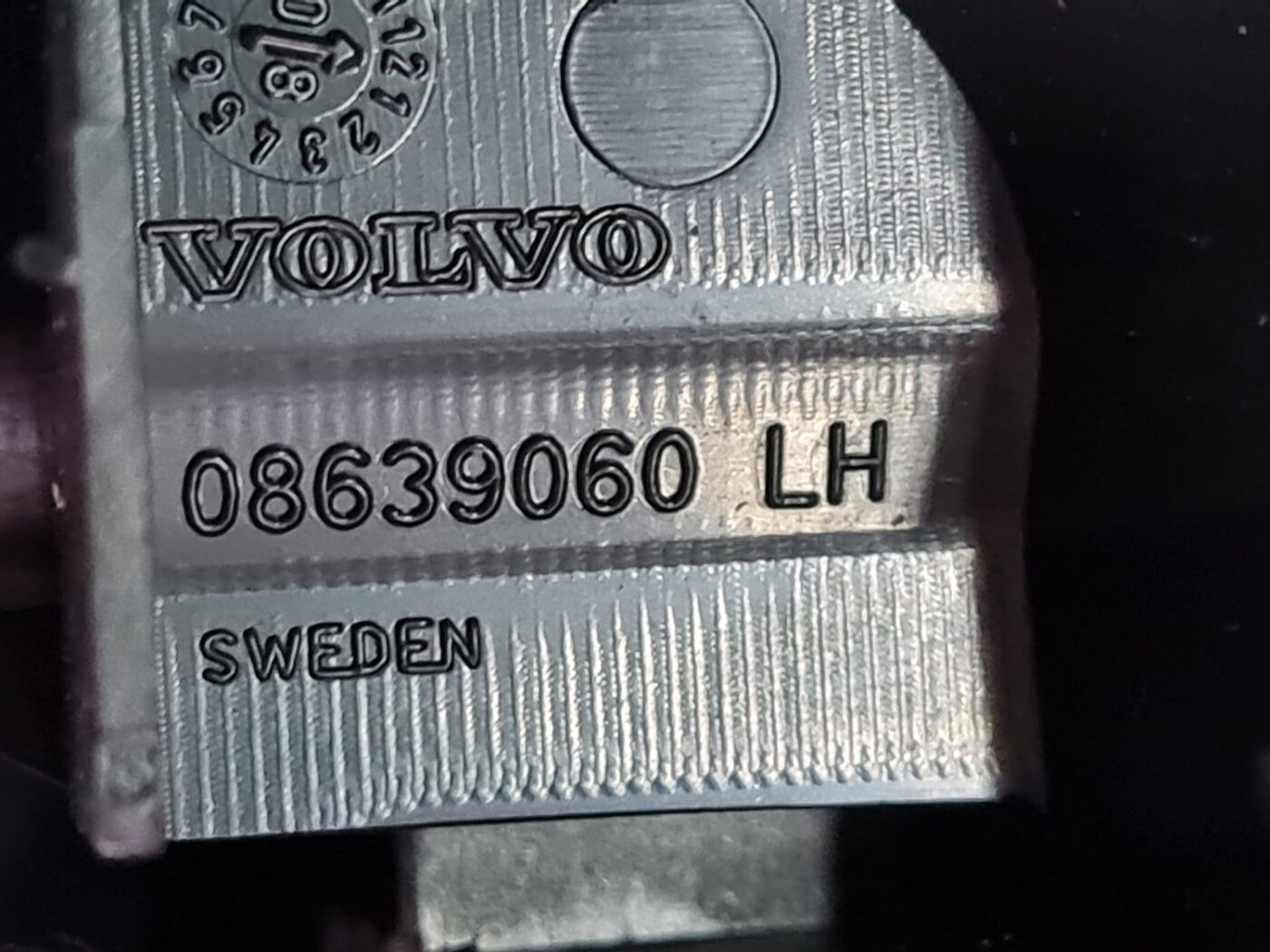 Priekšējā kreisā sēdekļa sliežu apdare priekš VOLVO C30 2009 3 Priekšējā kreisā sēdekļa sliežu apdare priekš VOLVO C30 2009