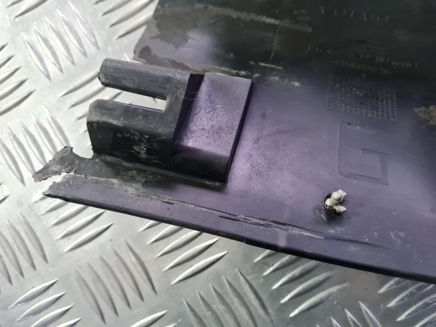 Ārēja sliekšņa uzlikas daļa priekš VOLVO C30 2009 7 Ārēja sliekšņa uzlikas daļa priekš VOLVO C30 2009