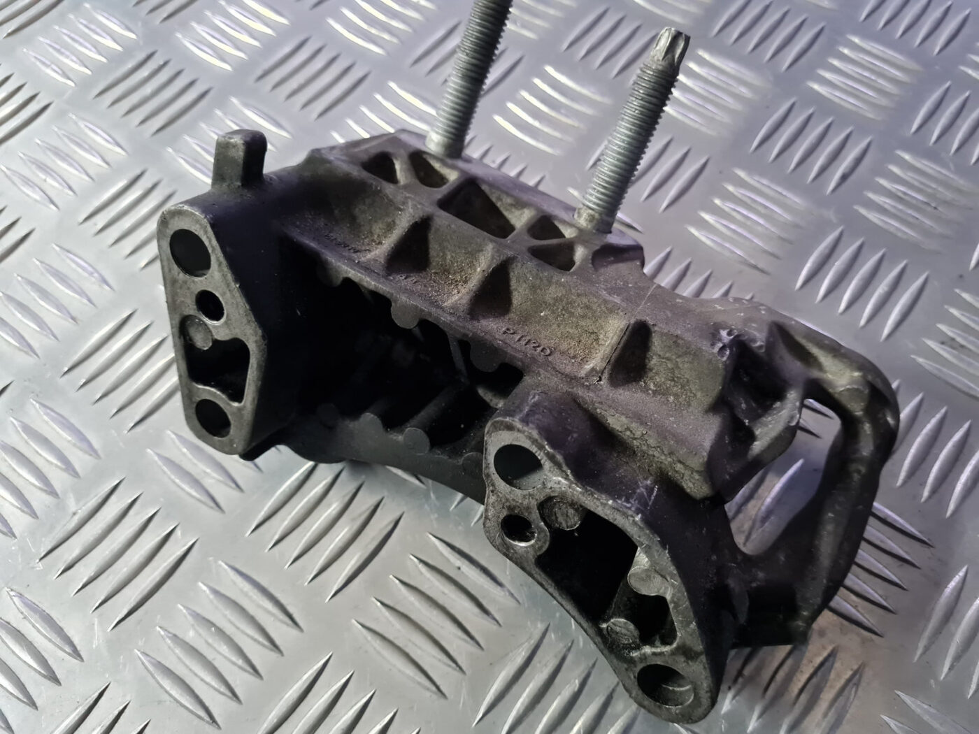 Dzinēja kronšteins priekš VOLVO C30 2009 2 Dzinēja kronšteins priekš VOLVO C30 2009