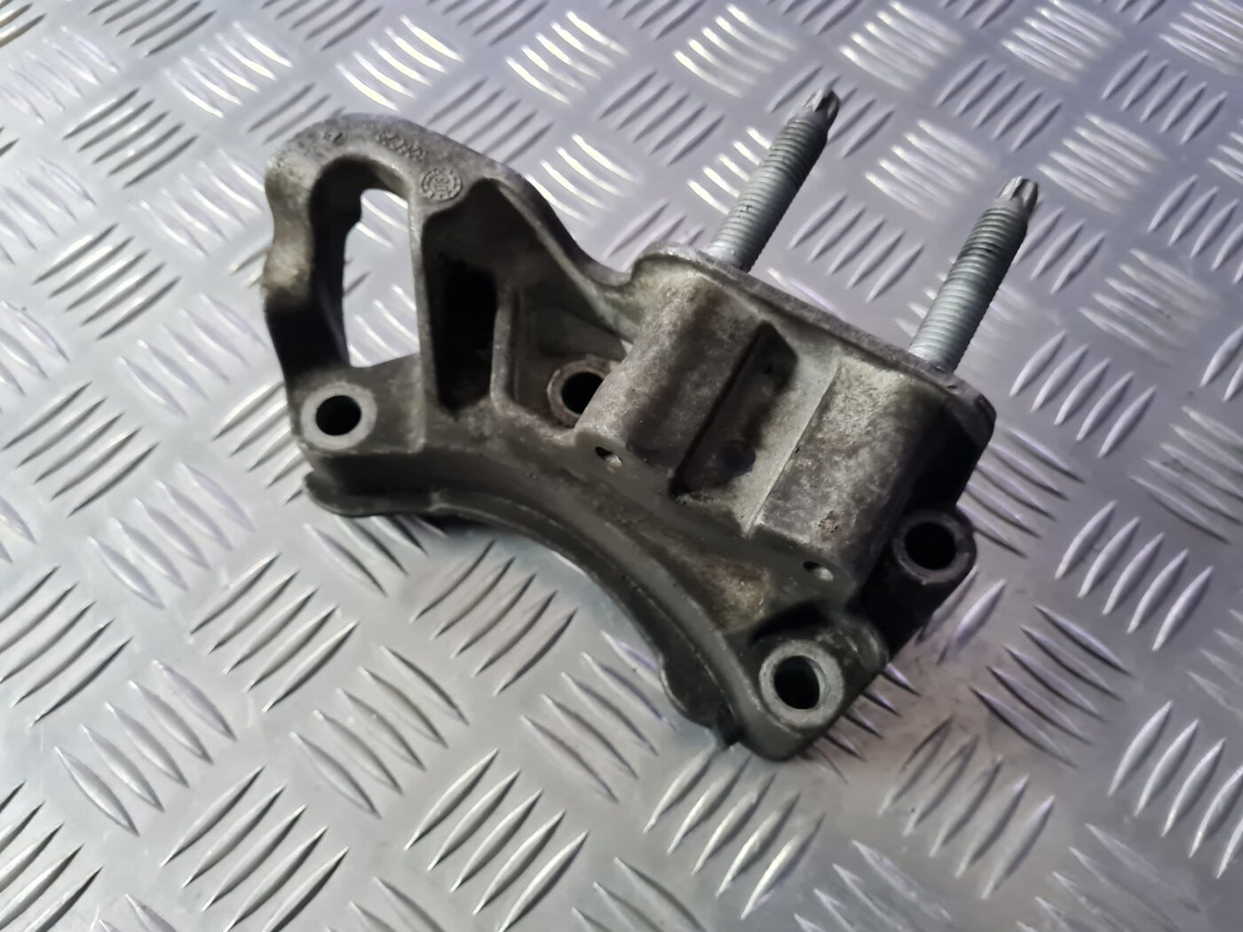 Dzinēja kronšteins priekš VOLVO C30 2009 4 Dzinēja kronšteins priekš VOLVO C30 2009