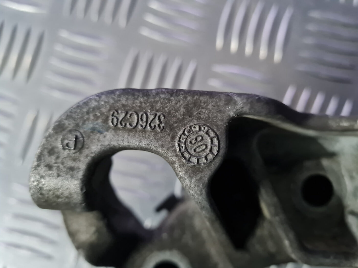 Dzinēja kronšteins priekš VOLVO C30 2009 3 Dzinēja kronšteins priekš VOLVO C30 2009