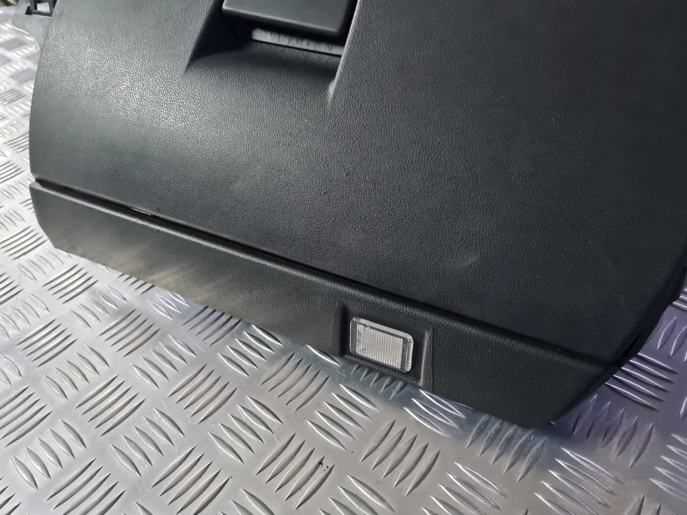 Mantu glabāšanas nodalījums pasažiera pusē priekš VOLVO C30 2009