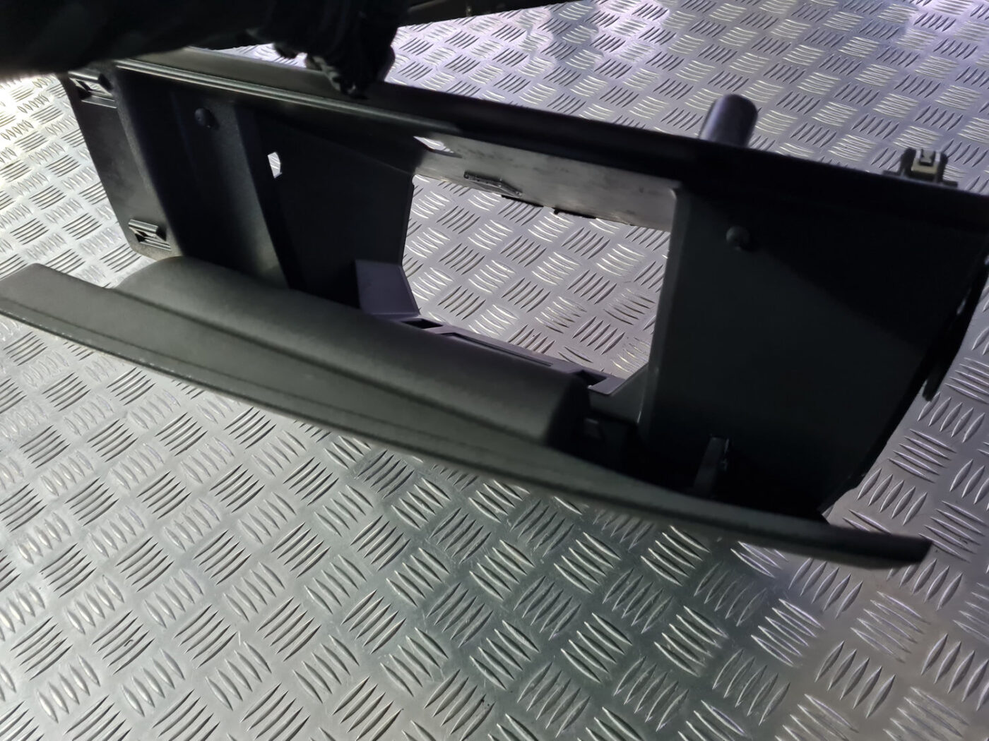 Mantu glabāšanas nodalījums pasažiera pusē priekš VOLVO C30 2009