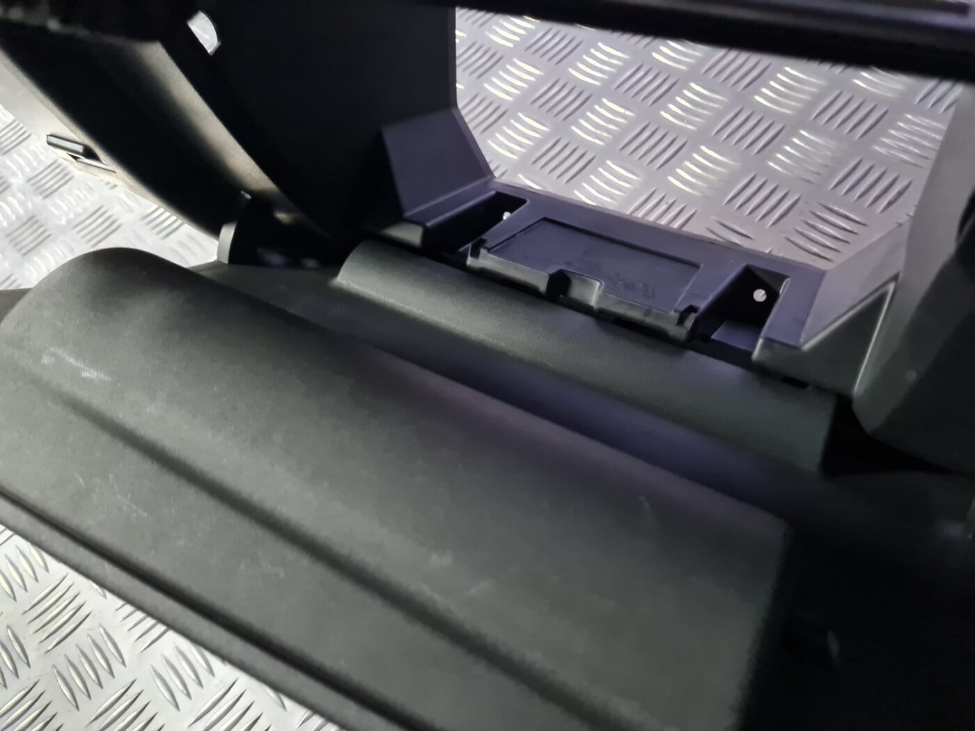 Mantu glabāšanas nodalījums pasažiera pusē priekš VOLVO C30 2009