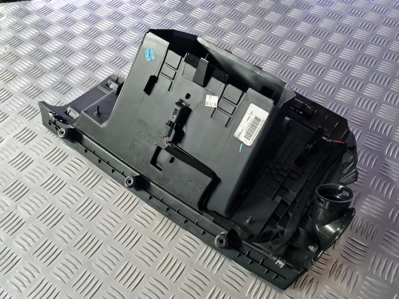 Mantu glabāšanas nodalījums pasažiera pusē priekš VOLVO C30 2009