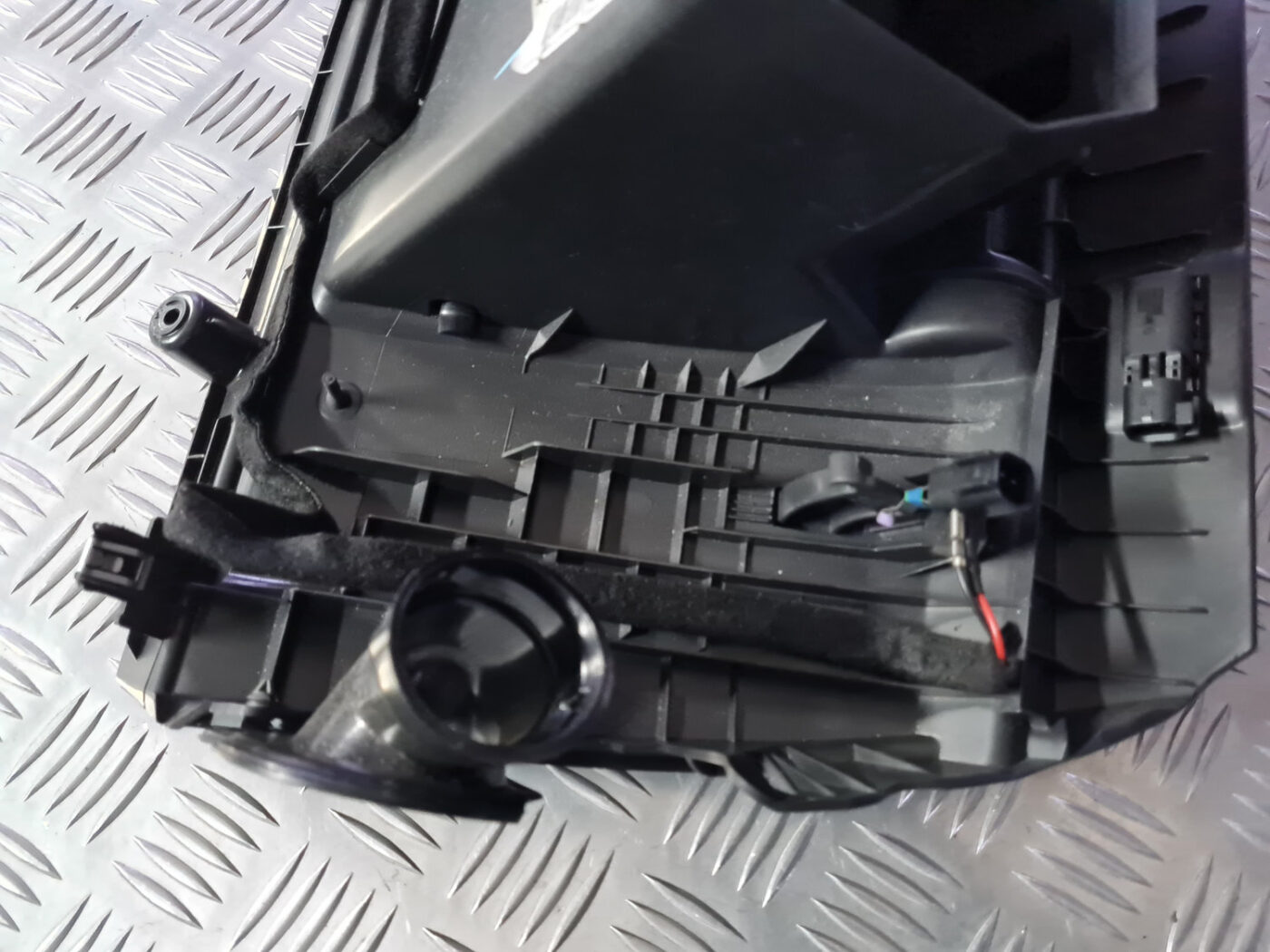 Mantu glabāšanas nodalījums pasažiera pusē priekš VOLVO C30 2009