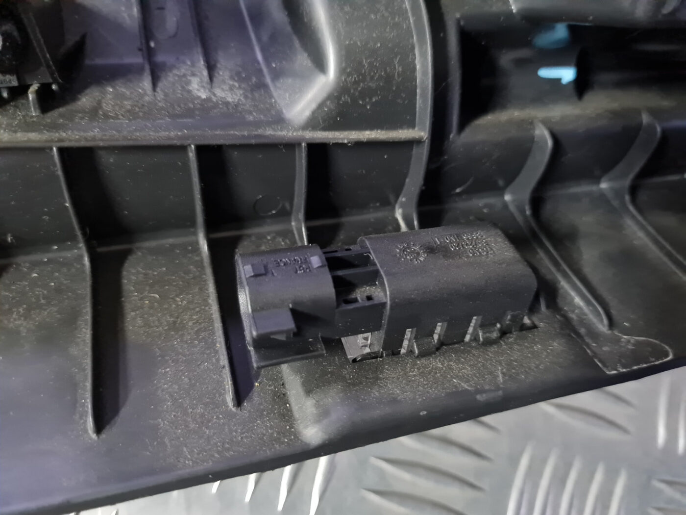 Mantu glabāšanas nodalījums pasažiera pusē priekš VOLVO C30 2009