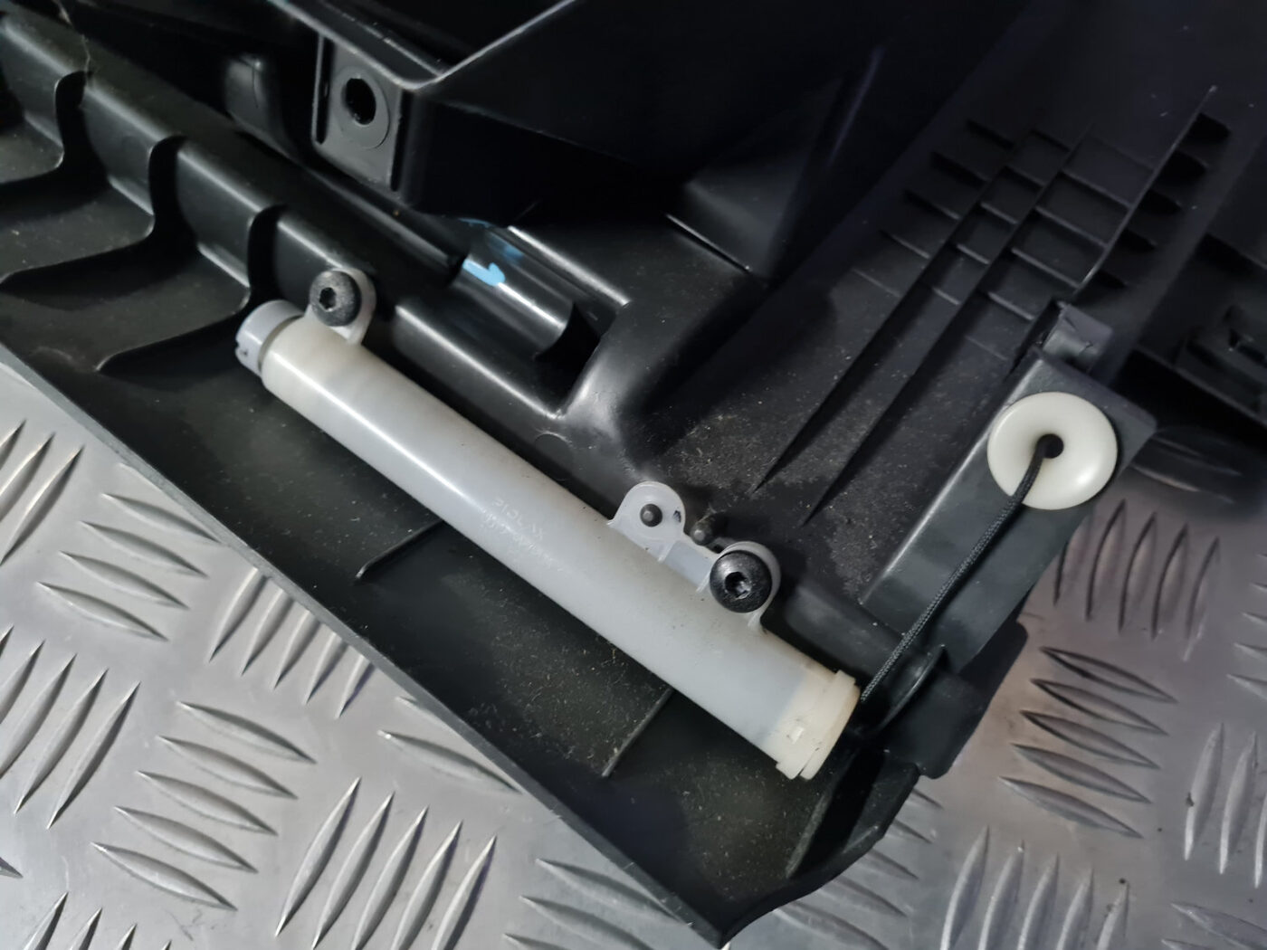 Mantu glabāšanas nodalījums pasažiera pusē priekš VOLVO C30 2009