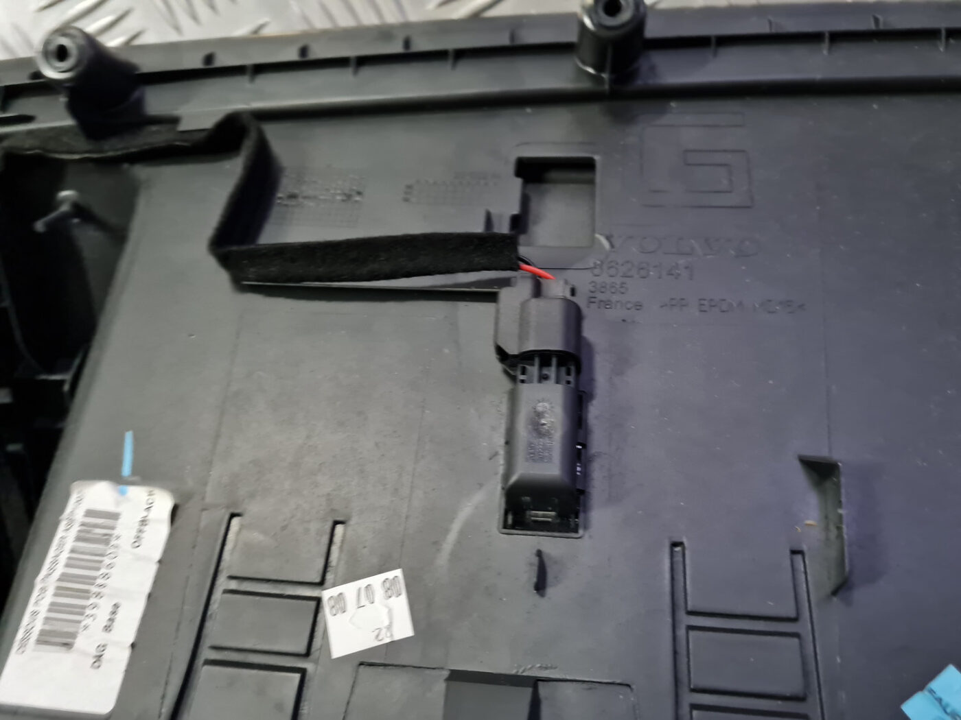 Mantu glabāšanas nodalījums pasažiera pusē priekš VOLVO C30 2009