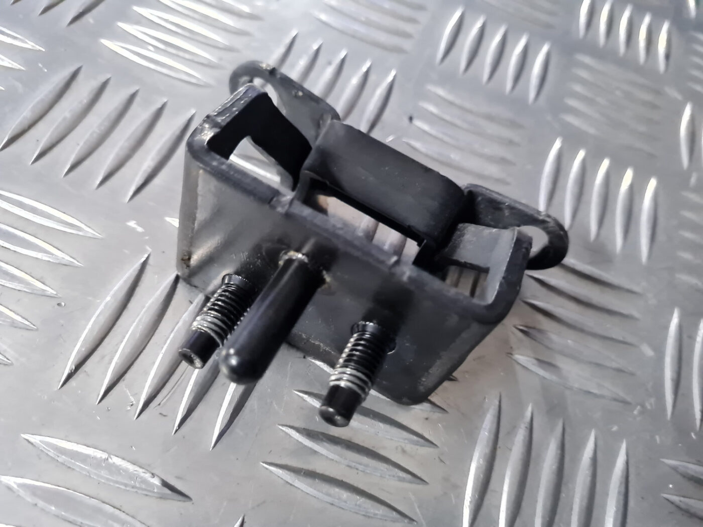 Bagažnieka vāka eņģe priekš VOLVO C30 2009