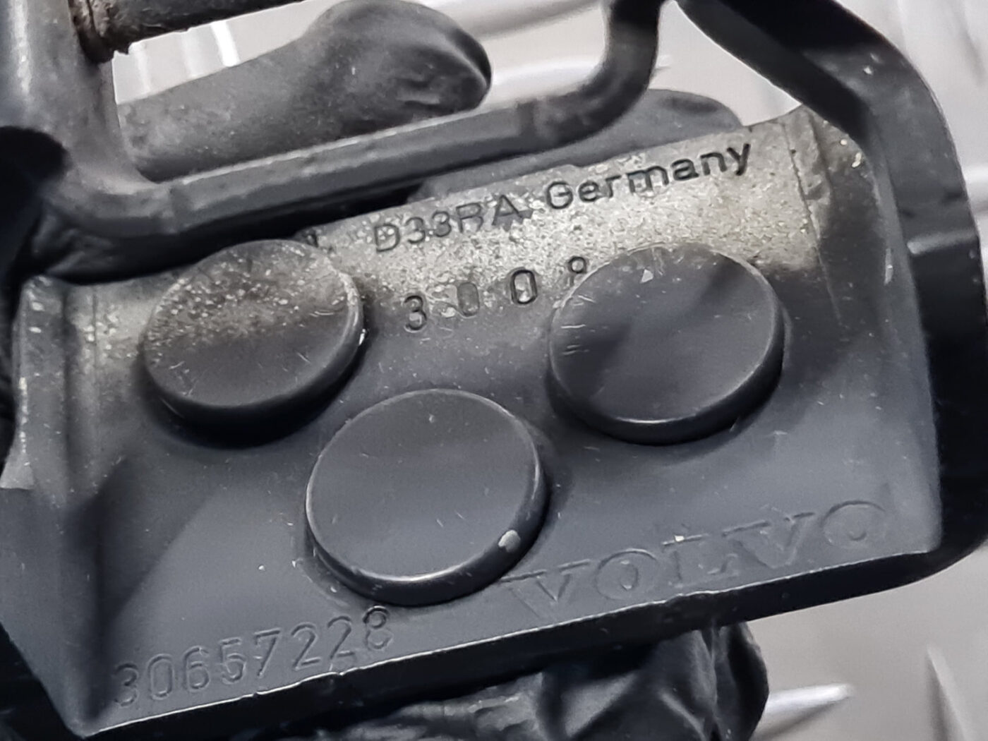 Bagažnieka vāka eņģe priekš VOLVO C30 2009