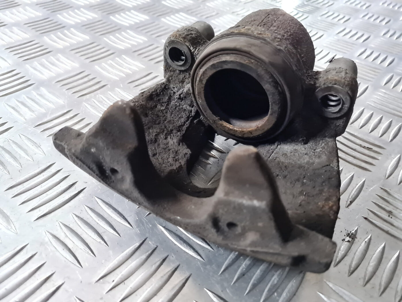 Priekšējais kreisais suports priekš VOLVO C30 2009 3 Priekšējais kreisais suports priekš VOLVO C30 2009