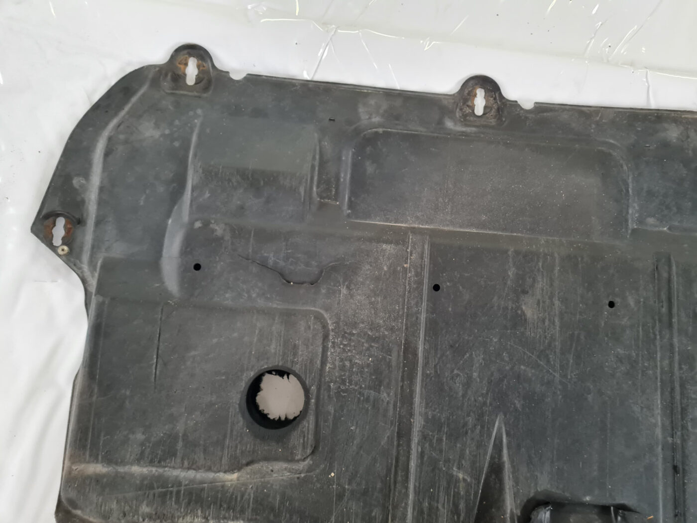 Dzinēja aizsargs priekš VOLVO C30 2009 13 Dzinēja aizsargs priekš VOLVO C30 2009