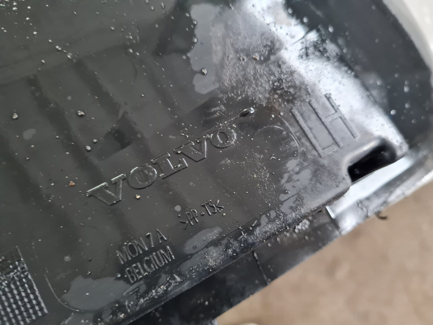 Priekšējais kreisais paspārns priekš VOLVO C30 2009