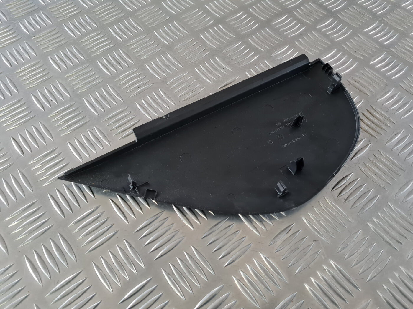 Mērinstrumentu paneļa sānu apdare priekš VW GOLF 6 2011