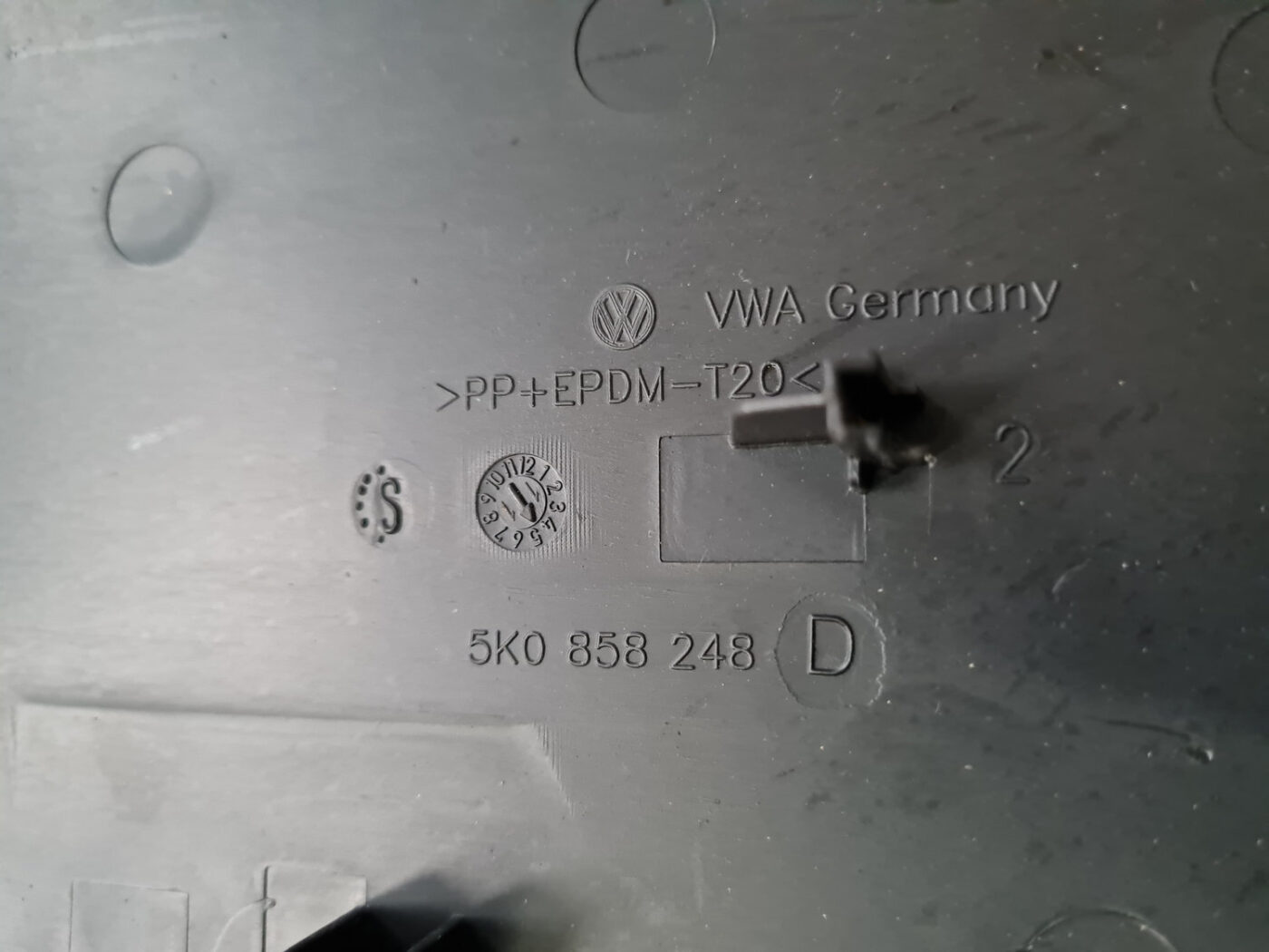 Mērinstrumentu paneļa sānu apdare priekš VW GOLF 6 2011