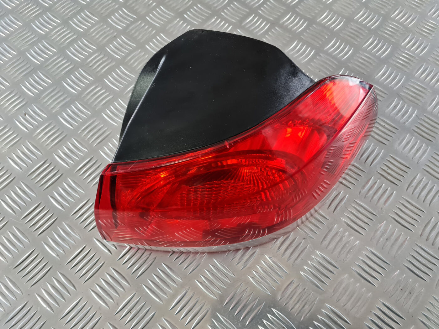 Aizmugurējais labais lukturis priekš VW GOLF 6 2011