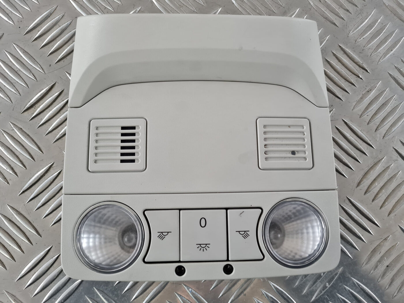 Salona apgaismojuma panelis priekš VW GOLF 6 2011 2 Salona apgaismojuma panelis priekš VW GOLF 6 2011