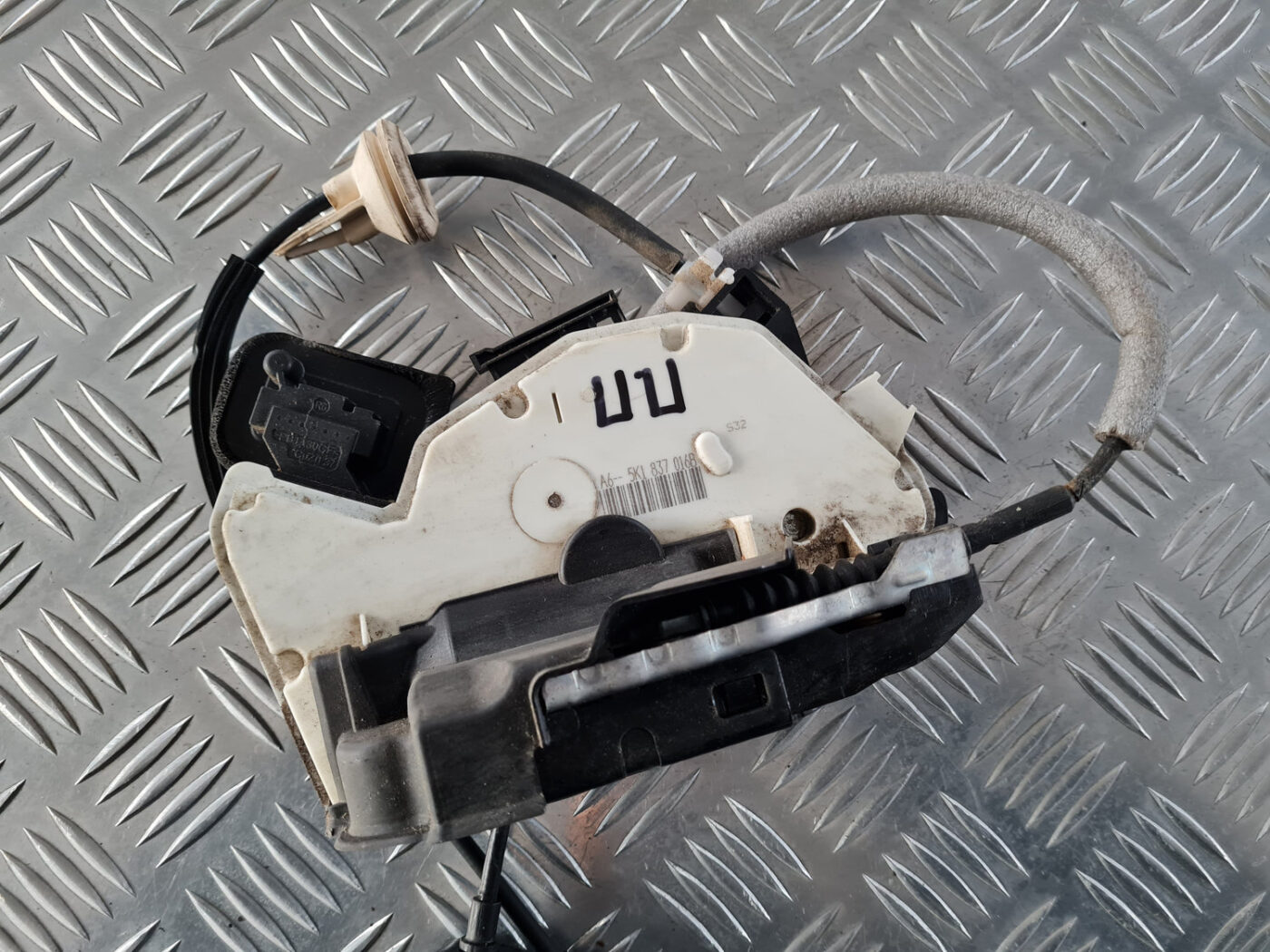 Priekšējo labo durvju slēdzene priekš VW GOLF 6 2011 2 Priekšējo labo durvju slēdzene priekš VW GOLF 6 2011