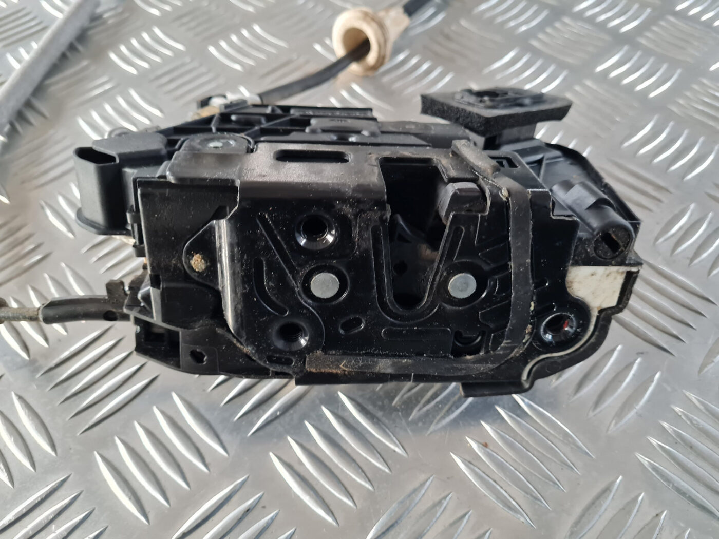 Priekšējo labo durvju slēdzene priekš VW GOLF 6 2011 5 Priekšējo labo durvju slēdzene priekš VW GOLF 6 2011