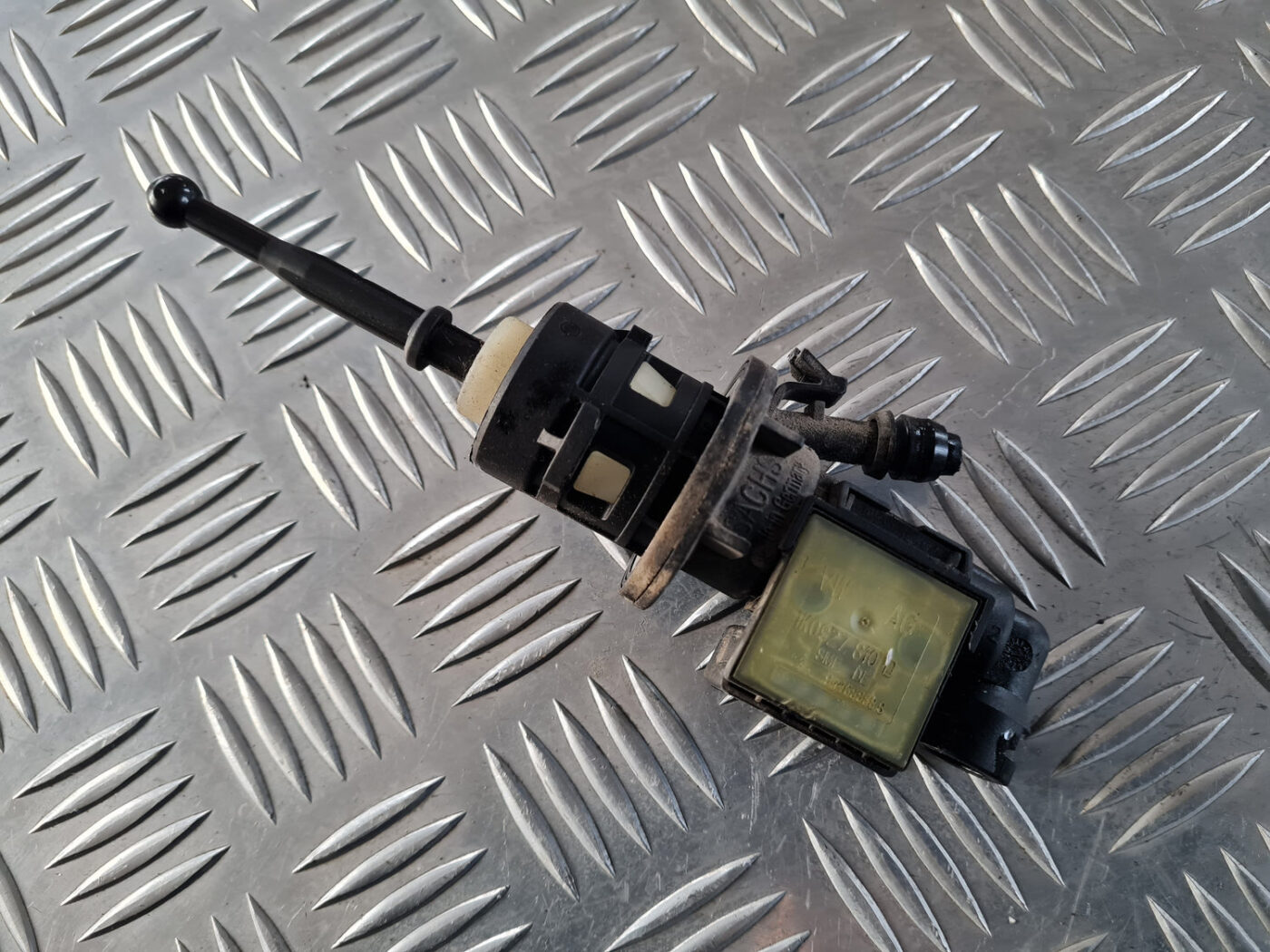 Sajūga galvenais cilindrs priekš VW GOLF 6 2011 2 Sajūga galvenais cilindrs priekš VW GOLF 6 2011