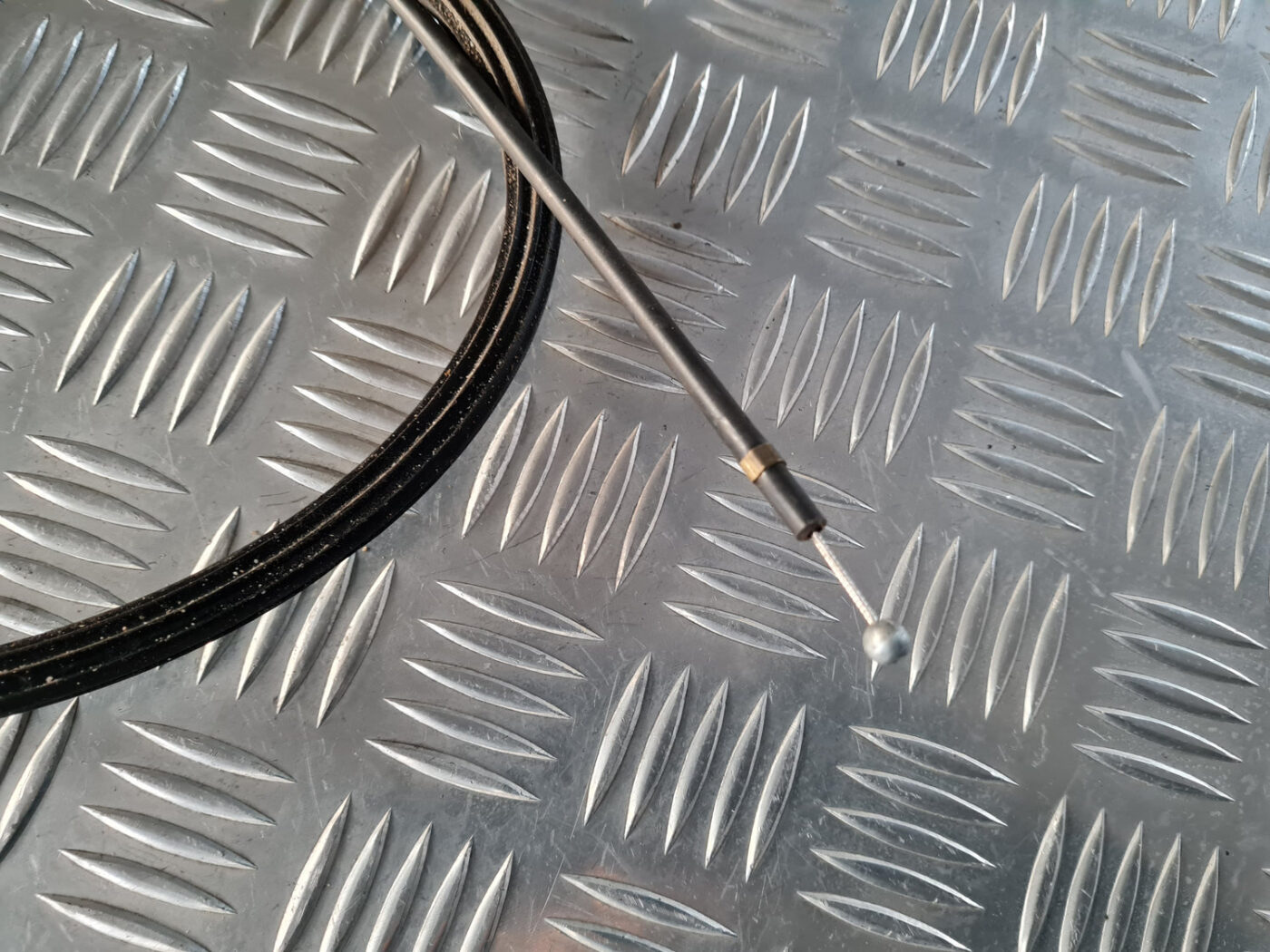 Pārsega slēdzenes trose priekš VW GOLF 6 2011 2 Pārsega slēdzenes trose priekš VW GOLF 6 2011