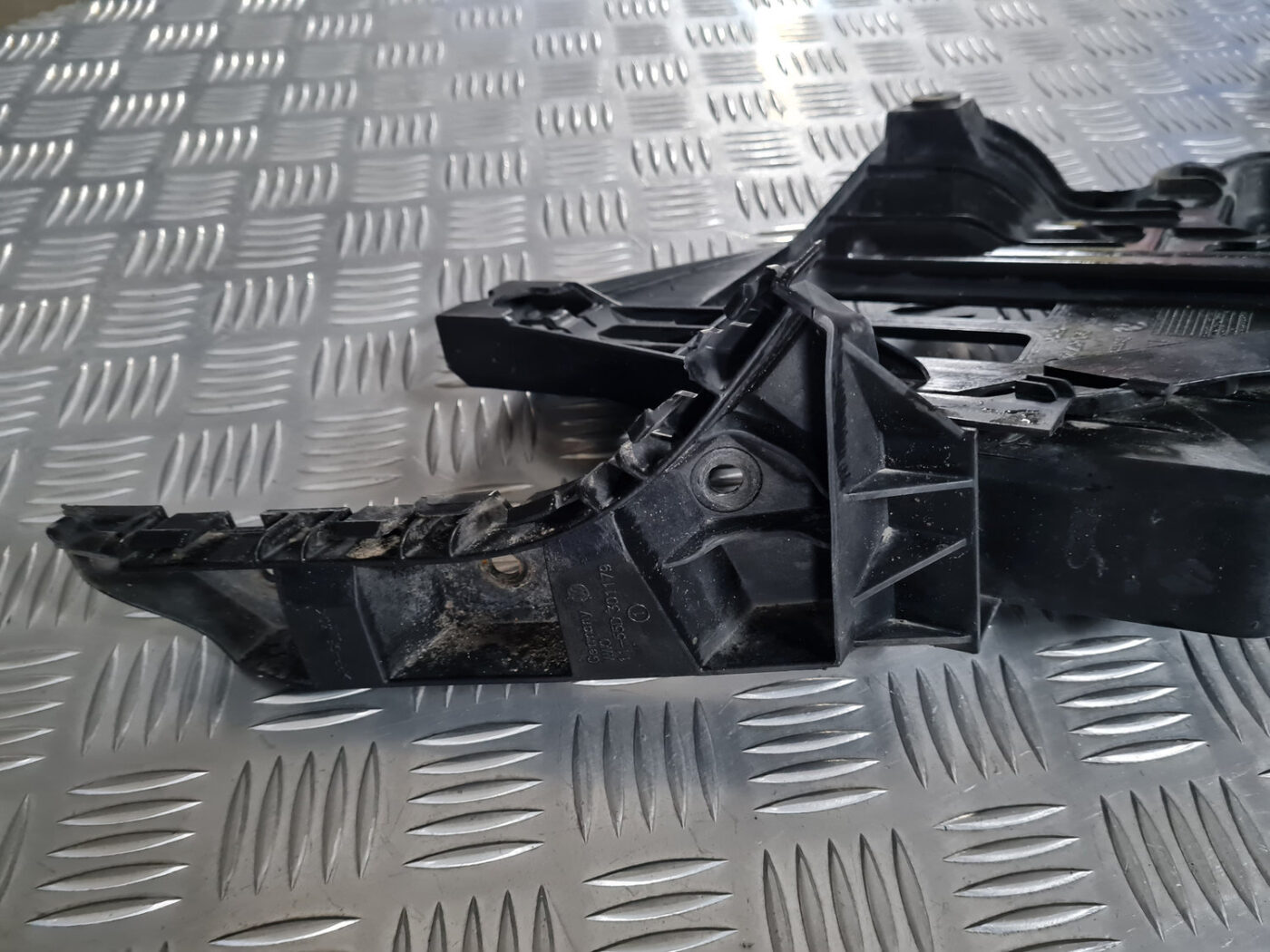 Priekšēja luktura kronšteins priekš VW GOLF 6 2011