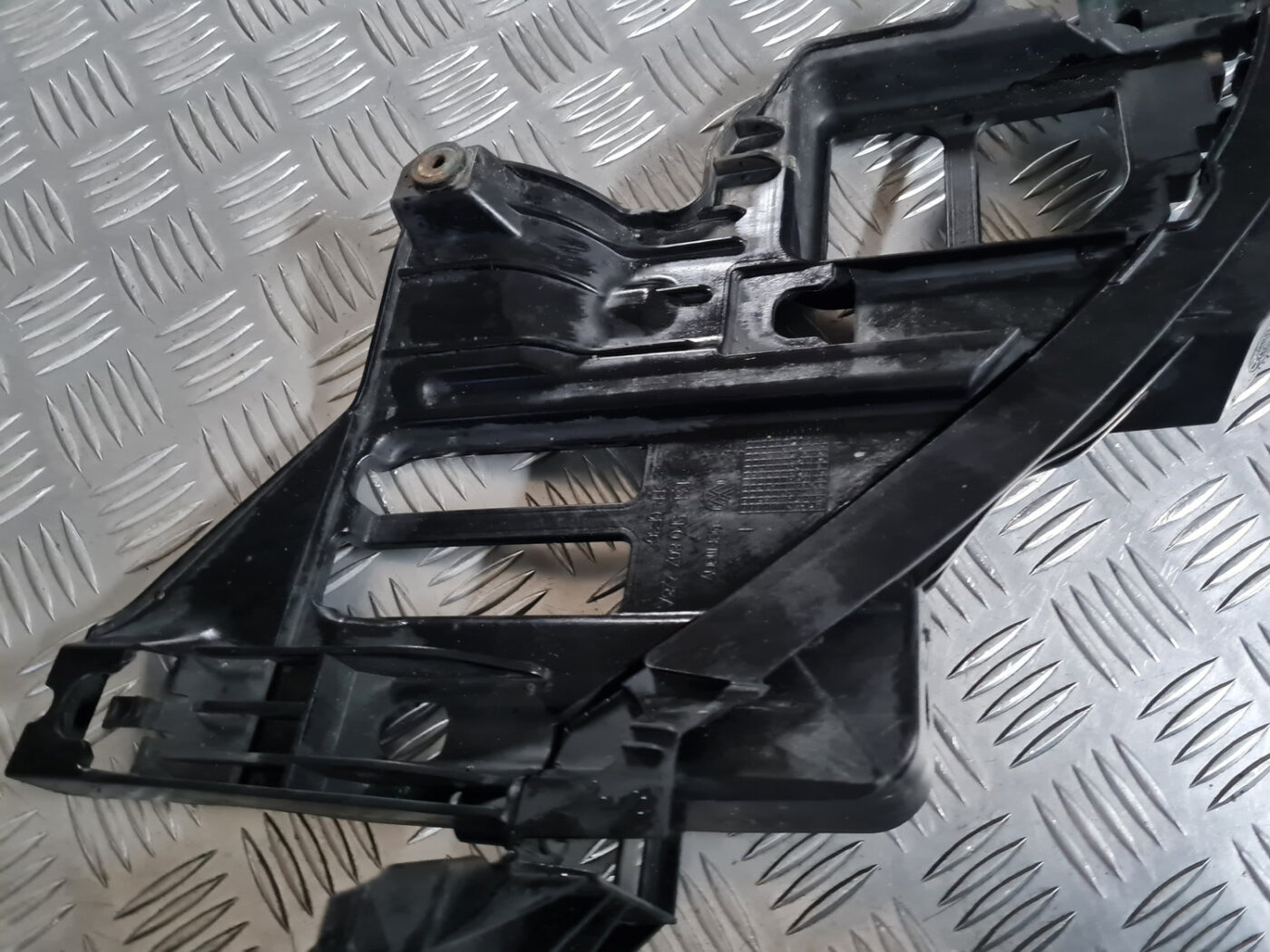 Priekšēja luktura kronšteins priekš VW GOLF 6 2011