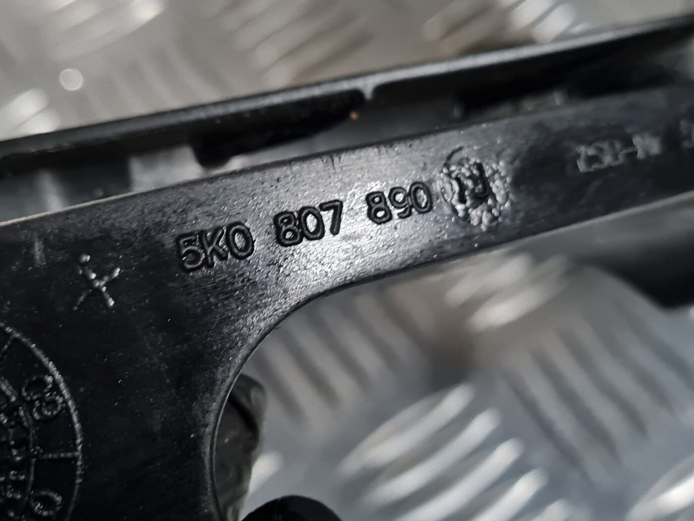 Priekšēja luktura kronšteins priekš VW GOLF 6 2011