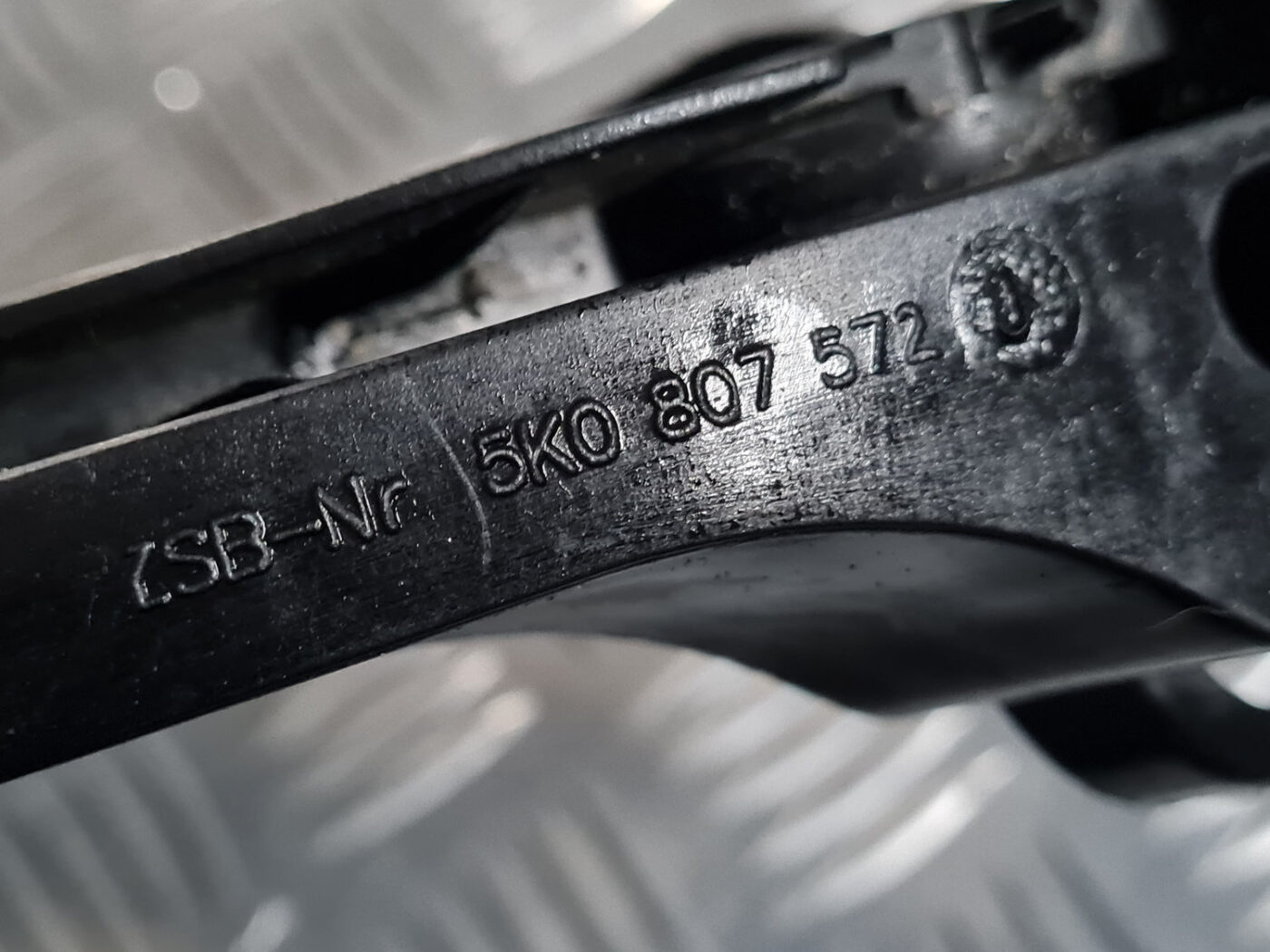 Priekšēja luktura kronšteins priekš VW GOLF 6 2011