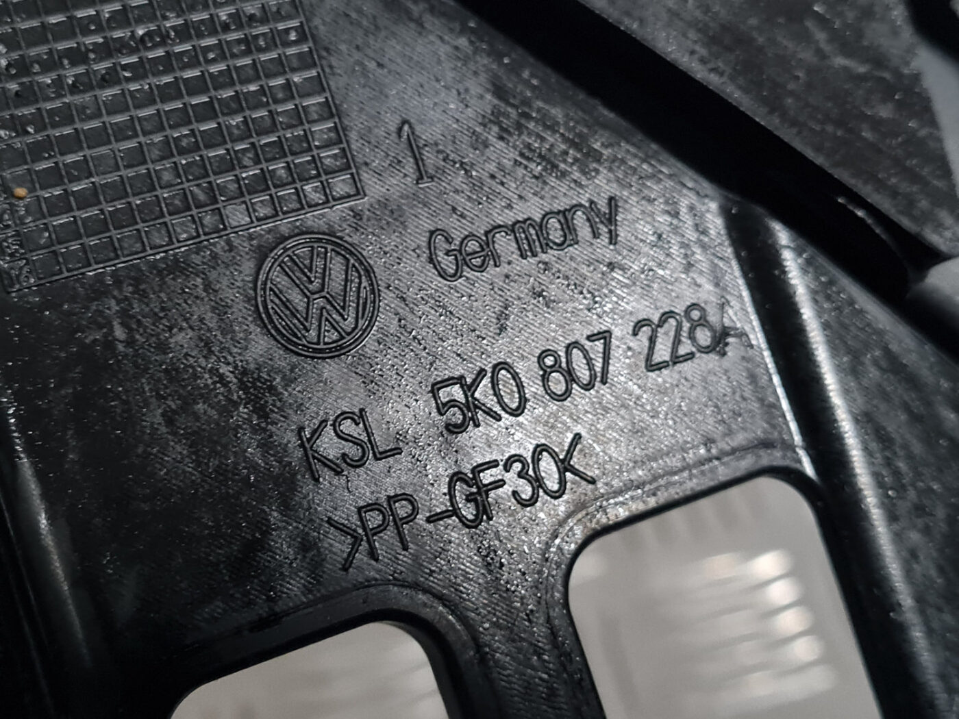 Priekšēja luktura kronšteins priekš VW GOLF 6 2011