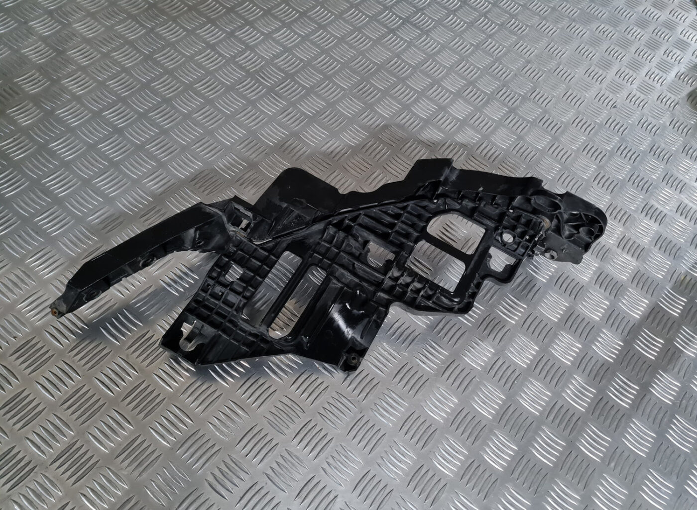 Priekšēja luktura kronšteins priekš VW GOLF 6 2011