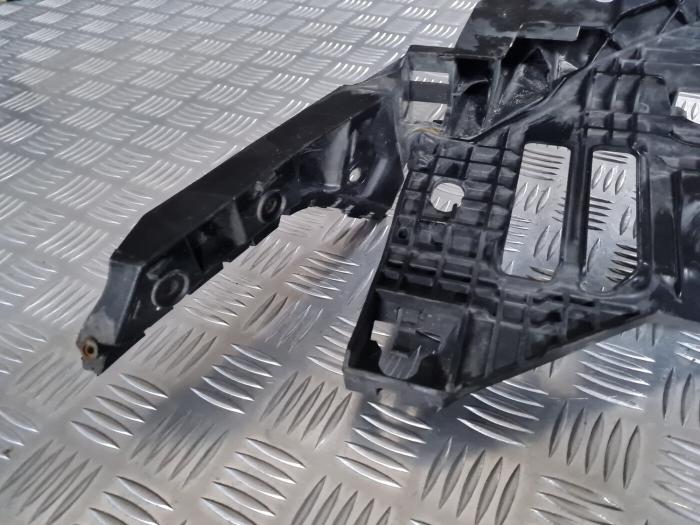 Priekšēja luktura kronšteins priekš VW GOLF 6 2011