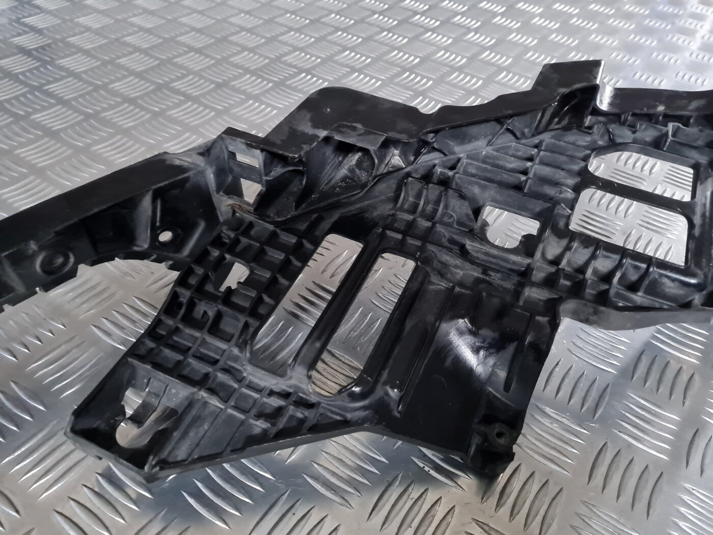 Priekšēja luktura kronšteins priekš VW GOLF 6 2011